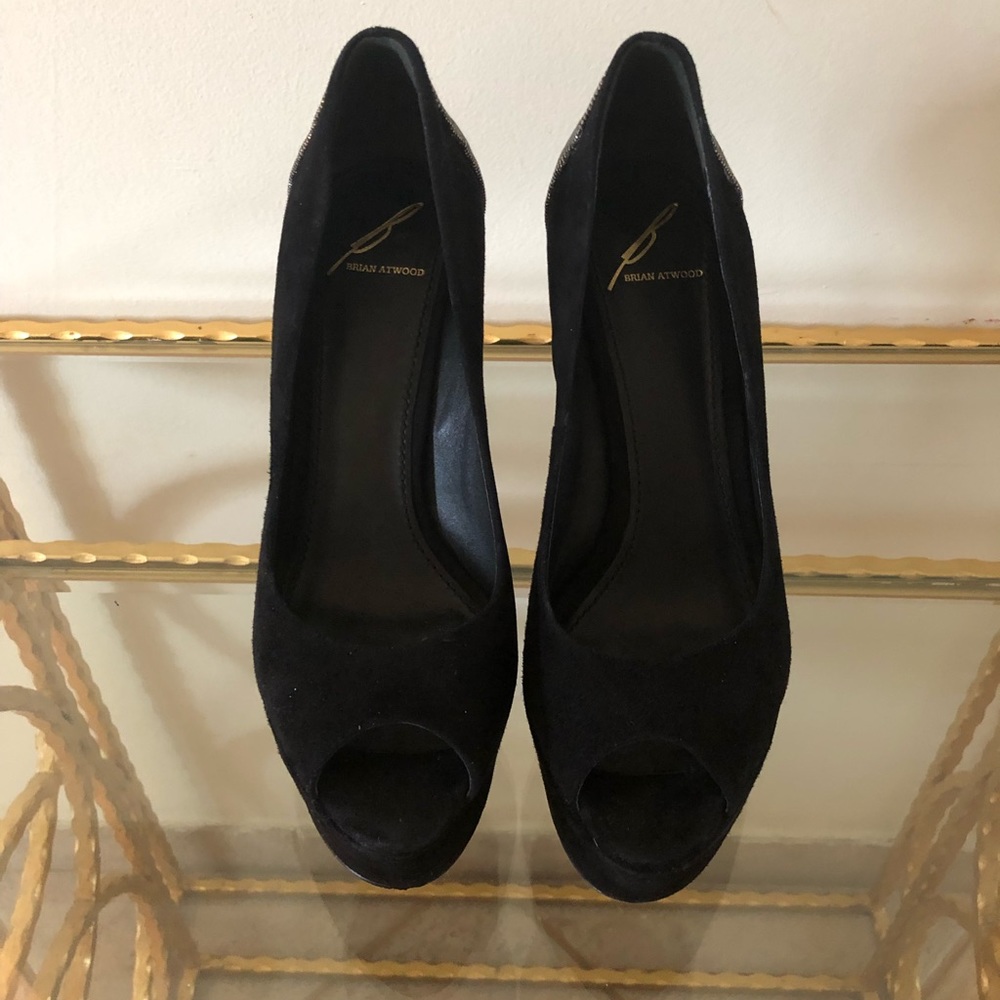 Brian Atwood Pump in suede.